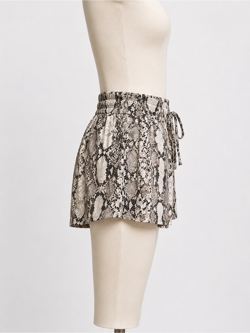 Express Snakeskin Print Elastic Drawstring Waist Casual Slip-On Statement Shorts - Picture 6 of 9